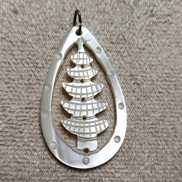 VINTAGE MOTHER OF PEARL CHRISTMAS TREE PENDANT CARVED TEARDROP - Picture 1 of 6